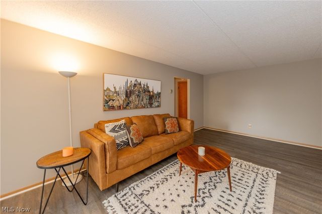 521 Tollis Pky 288, Broadview Heights, OH 44147