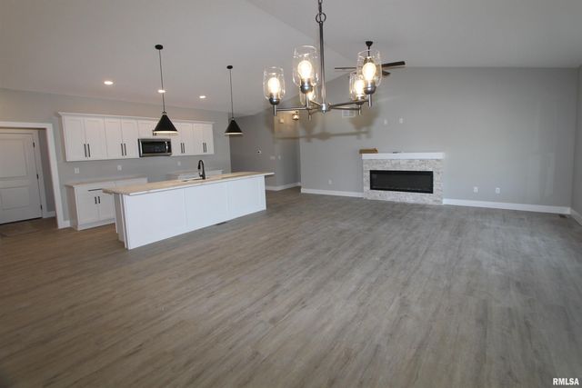 1700 RUSTIC OAK Drive, Washington, IL 61571