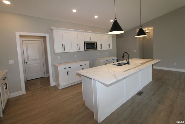 1700 RUSTIC OAK Drive, Washington, IL 61571