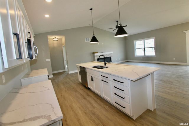 1700 RUSTIC OAK Drive, Washington, IL 61571