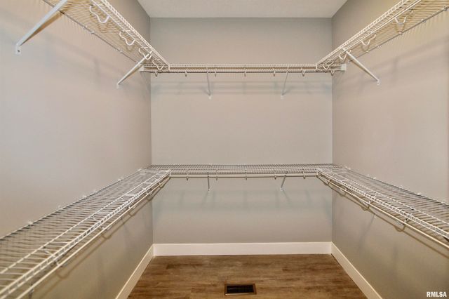 1700 RUSTIC OAK Drive, Washington, IL 61571