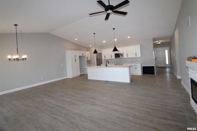 1700 RUSTIC OAK Drive, Washington, IL 61571