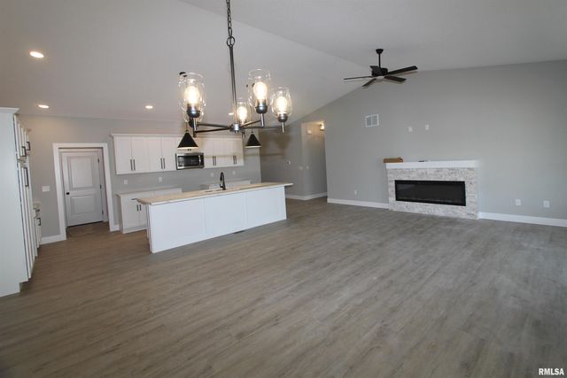 1700 RUSTIC OAK Drive, Washington, IL 61571