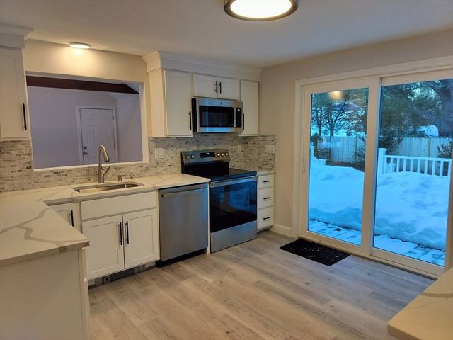 3 Stone Hill Ter, Walpole, MA 02081