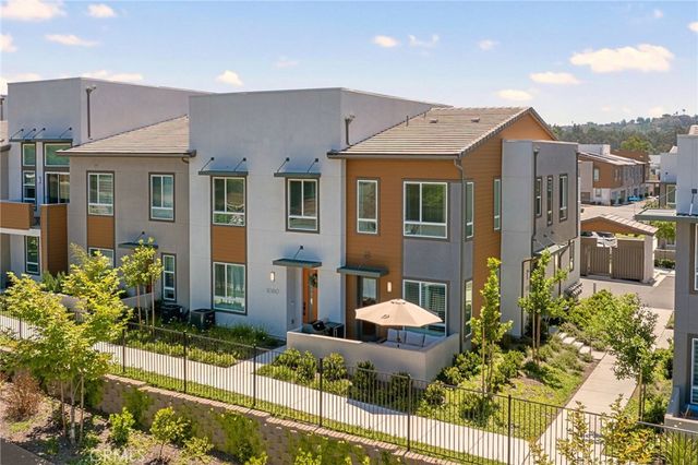 1060 Kendale Way, Vista, CA 92081