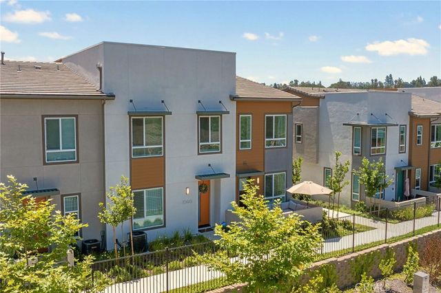 1060 Kendale Way, Vista, CA 92081