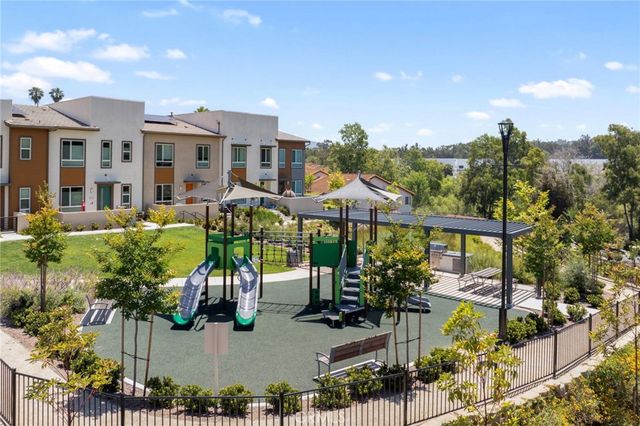 1060 Kendale Way, Vista, CA 92081