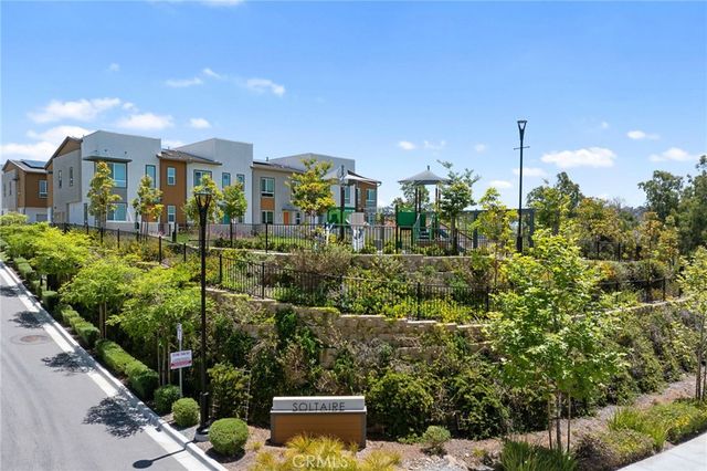 1060 Kendale Way, Vista, CA 92081