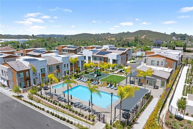 1060 Kendale Way, Vista, CA 92081