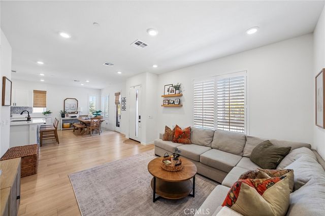 1060 Kendale Way, Vista, CA 92081