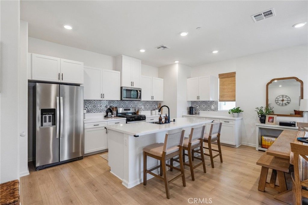 1060 Kendale Way, Vista, CA 92081