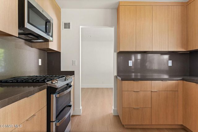 84 Sunny Vista Avenue, Oak Park, CA 91377