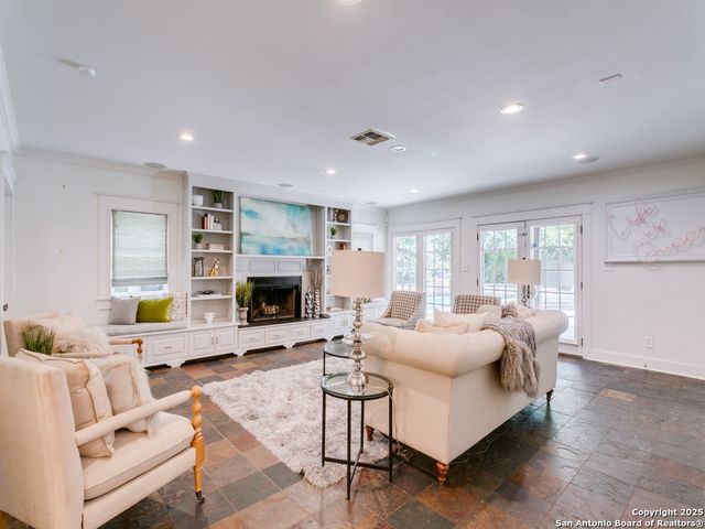204 Parklane, Olmos Park, TX 78212