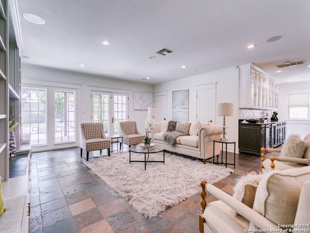 204 Parklane, Olmos Park, TX 78212