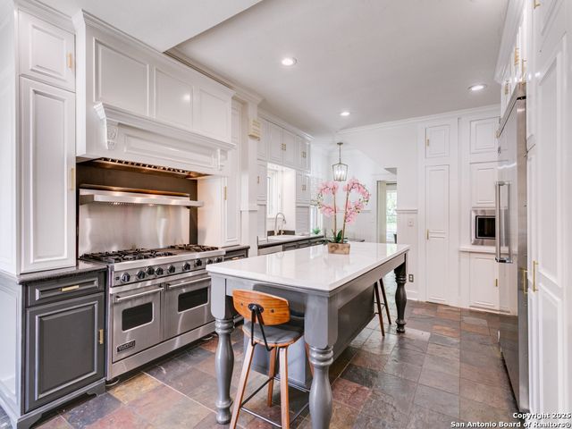 204 Parklane, Olmos Park, TX 78212