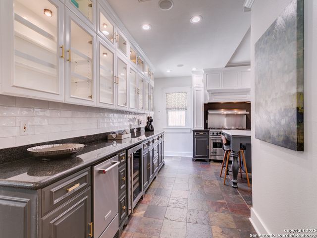 204 Parklane, Olmos Park, TX 78212