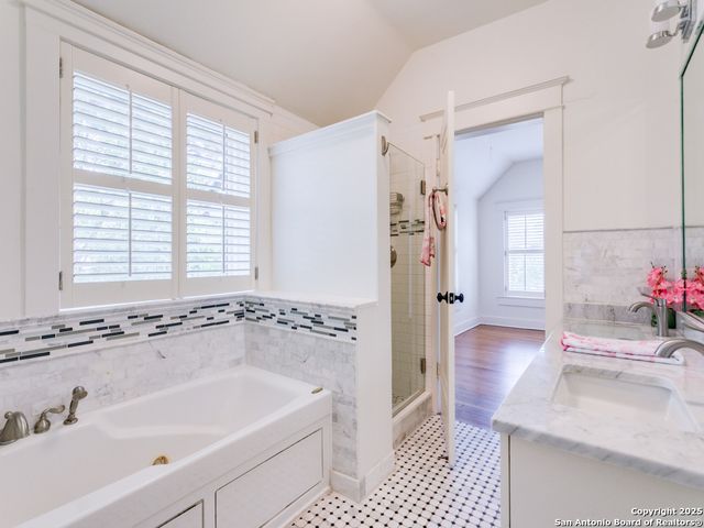 204 Parklane, Olmos Park, TX 78212