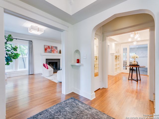 204 Parklane, Olmos Park, TX 78212