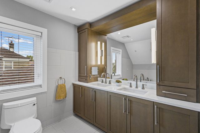 6133 N LENOX Avenue, Chicago, IL 60646