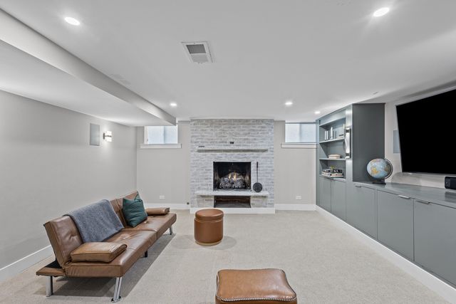 6133 N LENOX Avenue, Chicago, IL 60646