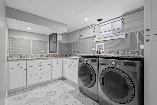 6133 N LENOX Avenue, Chicago, IL 60646