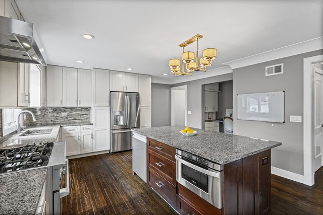 6133 N LENOX Avenue, Chicago, IL 60646
