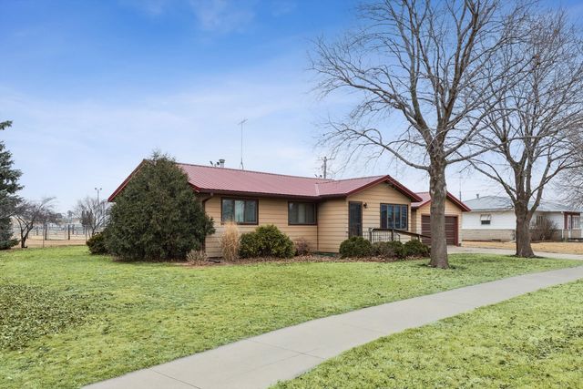 102 8th Street, Dewitt, IA 52742