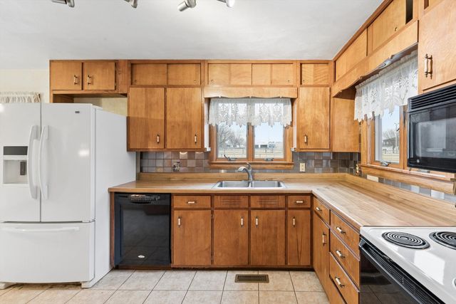 102 8th Street, Dewitt, IA 52742