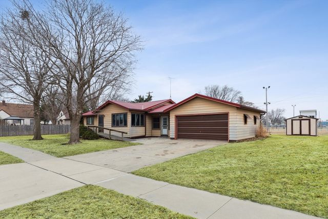 102 8th Street, Dewitt, IA 52742