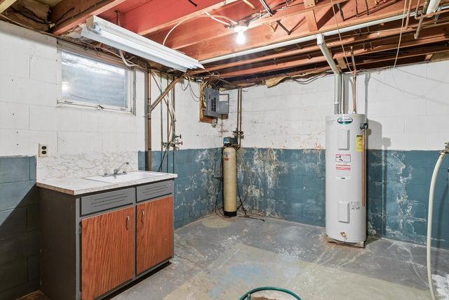 102 8th Street, Dewitt, IA 52742