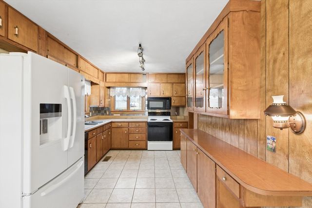 102 8th Street, Dewitt, IA 52742