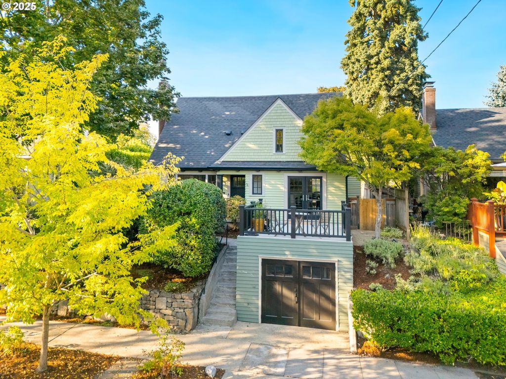 1425 Se FLAVEL St, Portland, OR 97202