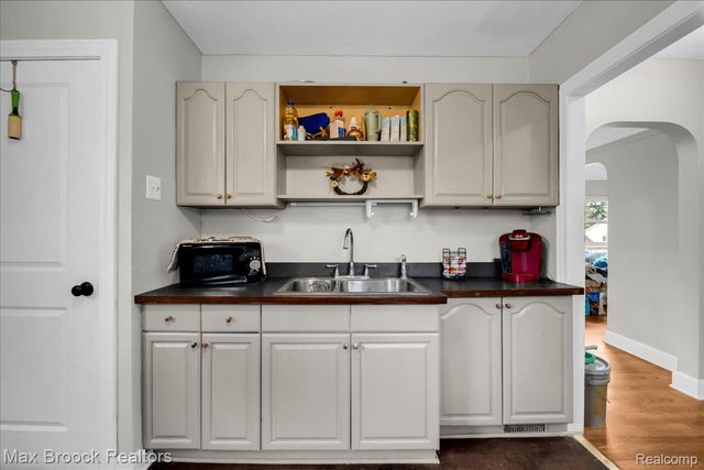 2208 Avondale Street, Sylvan Lake, MI 48320