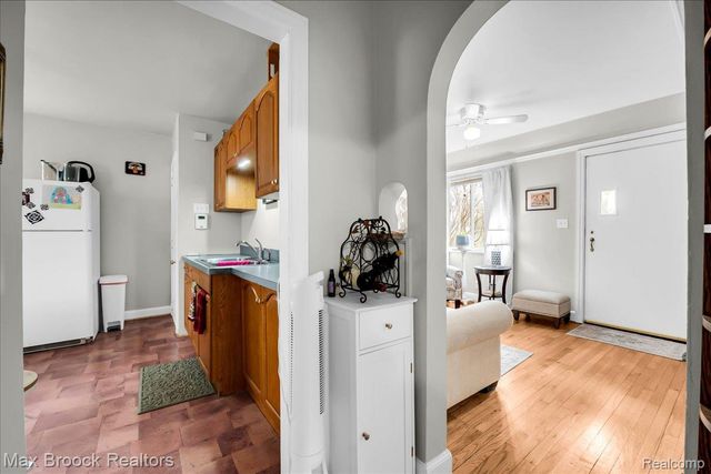 2208 Avondale Street, Sylvan Lake, MI 48320
