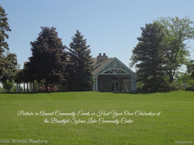 2208 Avondale Street, Sylvan Lake, MI 48320