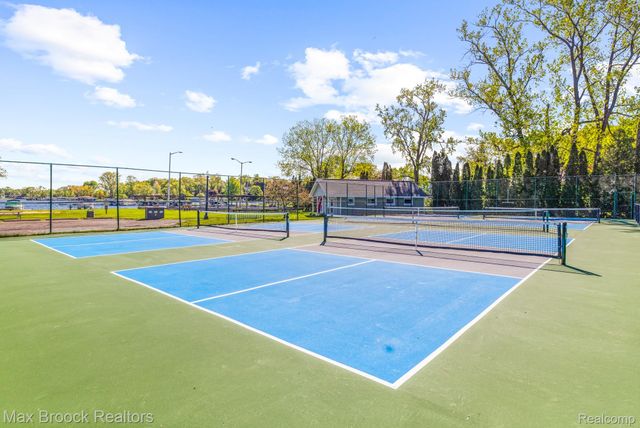 2208 Avondale Street, Sylvan Lake, MI 48320