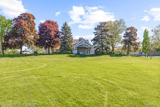 2208 Avondale Street, Sylvan Lake, MI 48320