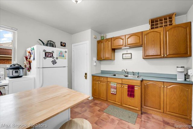 2208 Avondale Street, Sylvan Lake, MI 48320