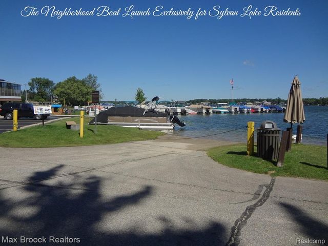 2208 Avondale Street, Sylvan Lake, MI 48320