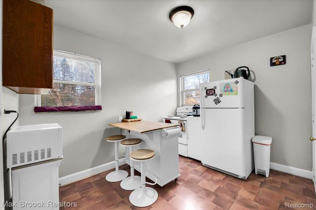 2208 Avondale Street, Sylvan Lake, MI 48320