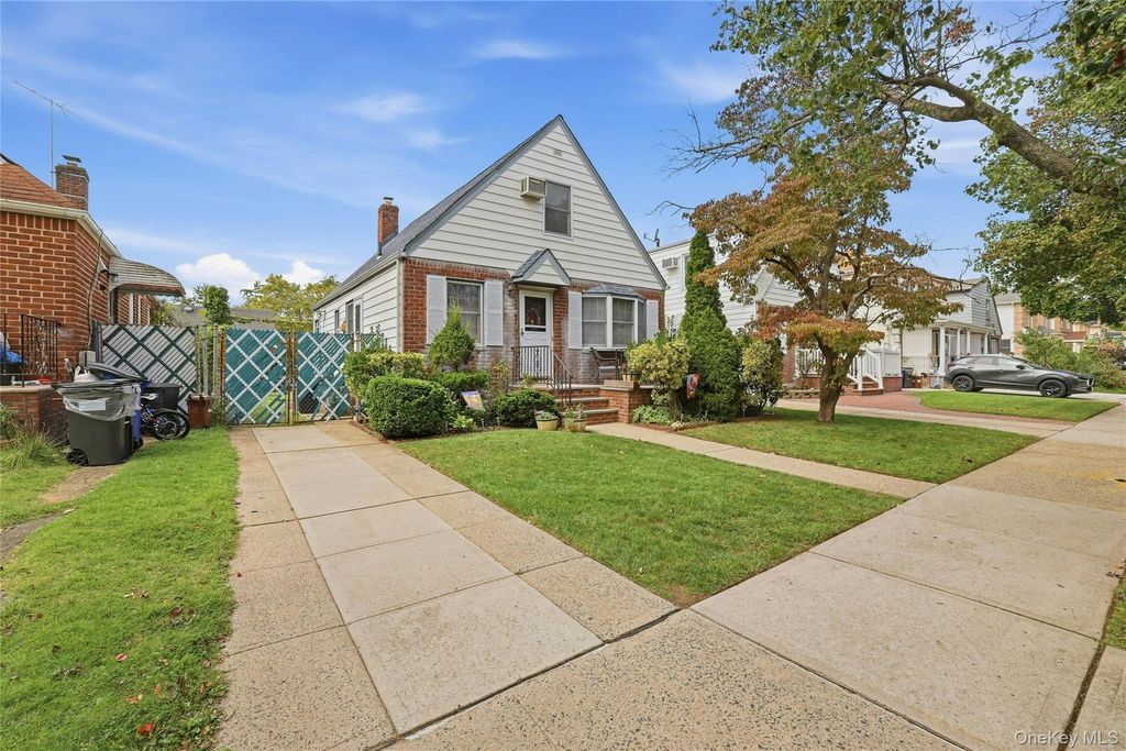 7954 264th Street, Glen Oaks, NY 11004 — photo 2