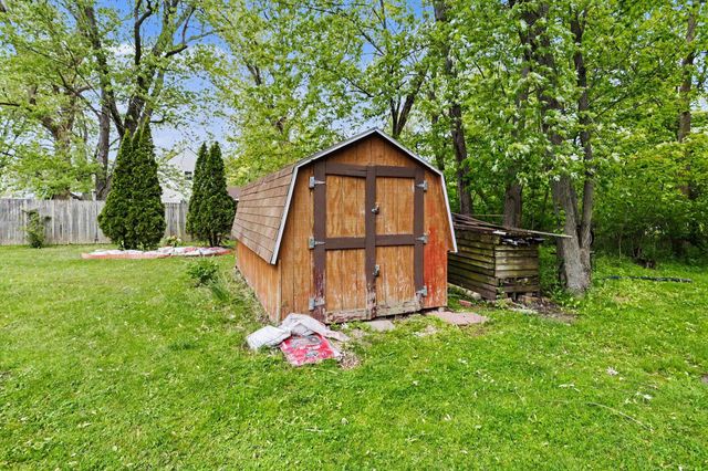 8223 Forest Beach Road, Watervliet, MI 49098