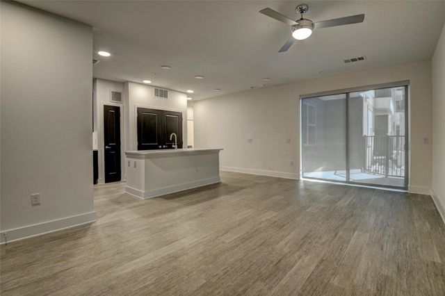 6400 Washington Street Avenue 323, Houston, TX 77007