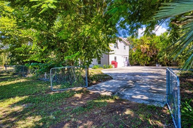 2727 48th ST SW, Lehigh Acres, FL 33976