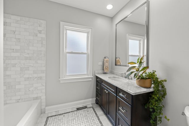 5009 W Catalpa Avenue, Chicago, IL 60630