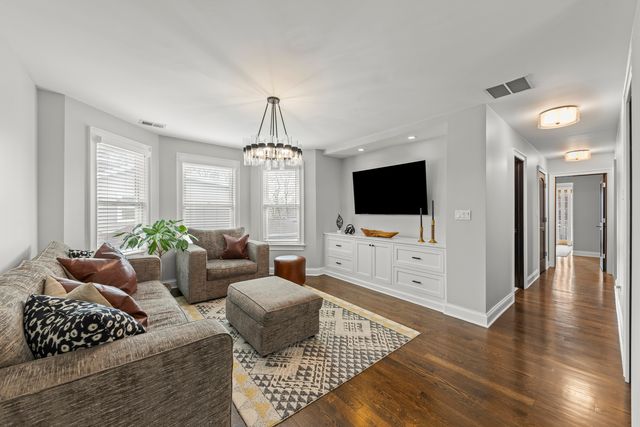 5009 W Catalpa Avenue, Chicago, IL 60630