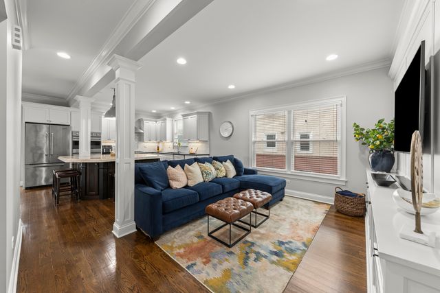 5009 W Catalpa Avenue, Chicago, IL 60630