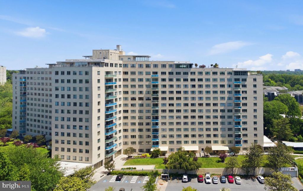 Image 1 of property listing at 10201 GROSVENOR PL #1009, Rockville, MD 20852