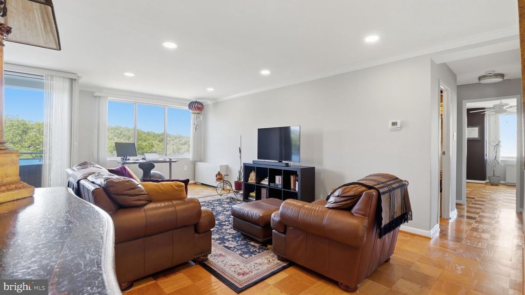 Image 10 of property listing at 10201 GROSVENOR PL #1009, Rockville, MD 20852