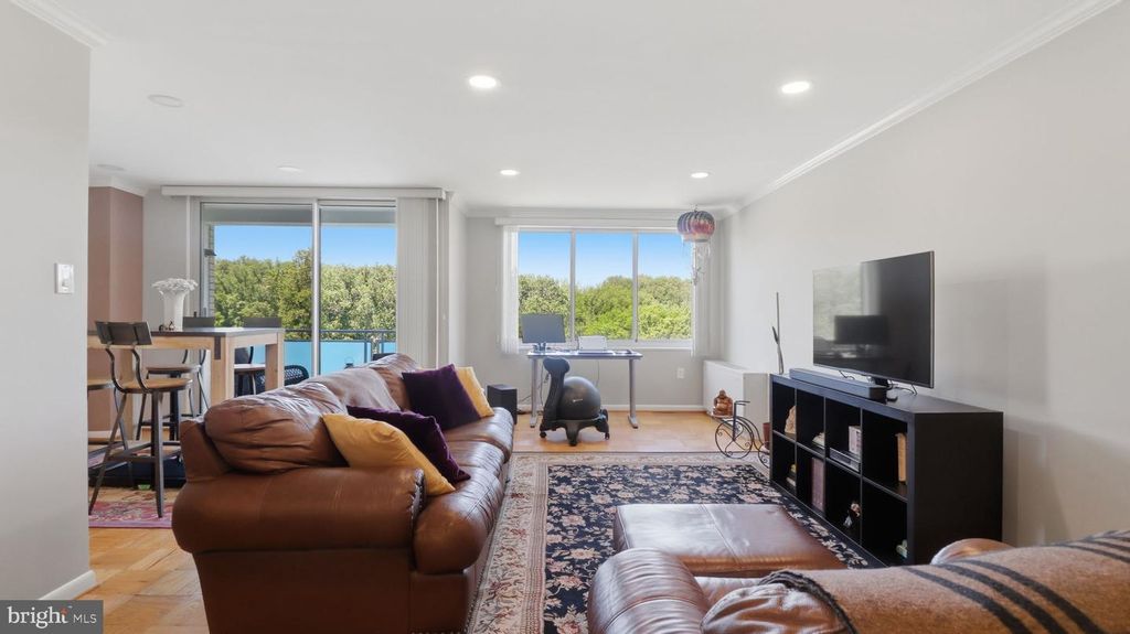 Image 11 of property listing at 10201 GROSVENOR PL #1009, Rockville, MD 20852